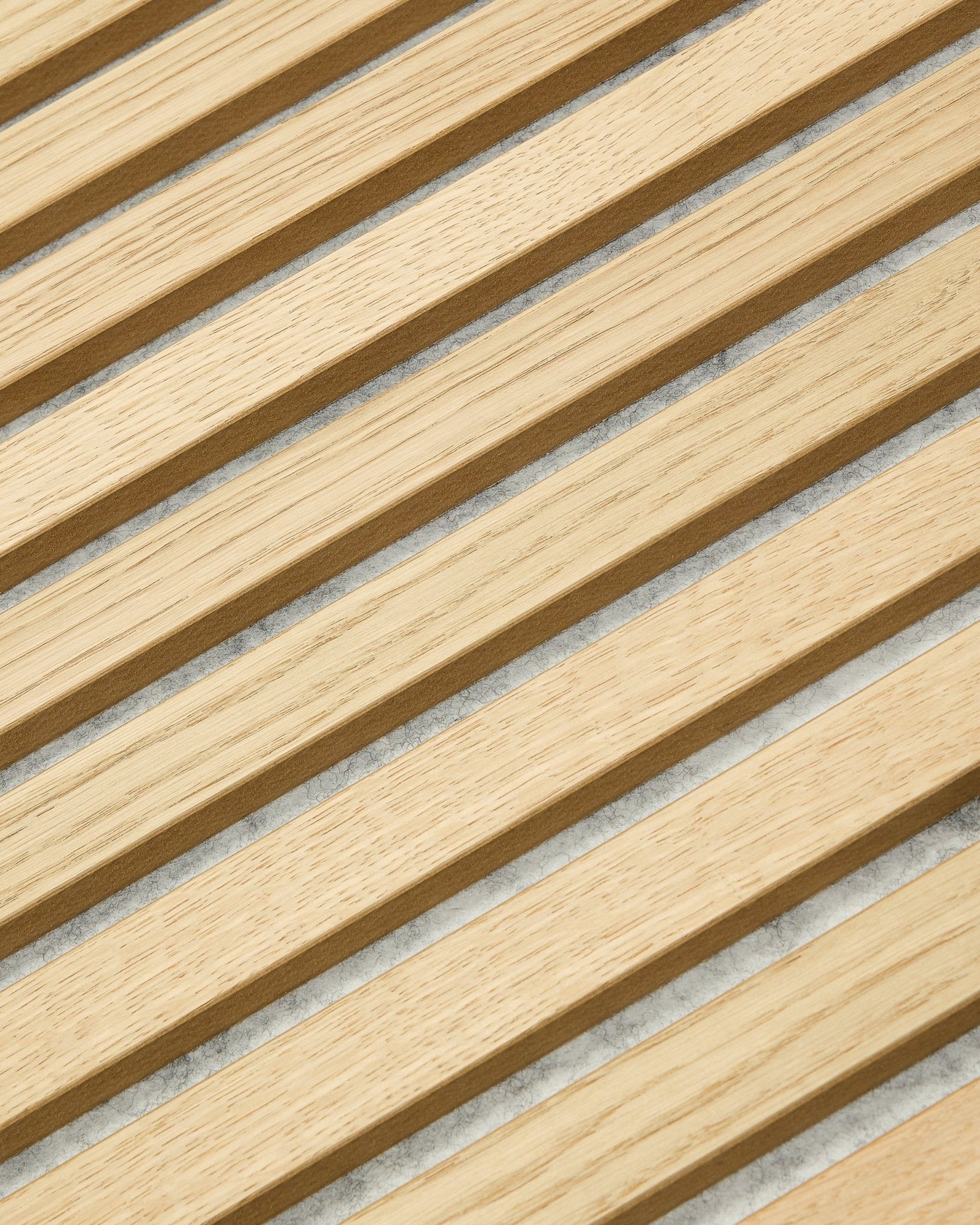 WoodUpp Original Akupanel en Classic Oak y fieltro Grey, de 240 x 60 cm, incluye lamas de madera vertical para un diseño Panel acústico escandinavo moderno y geométrico.